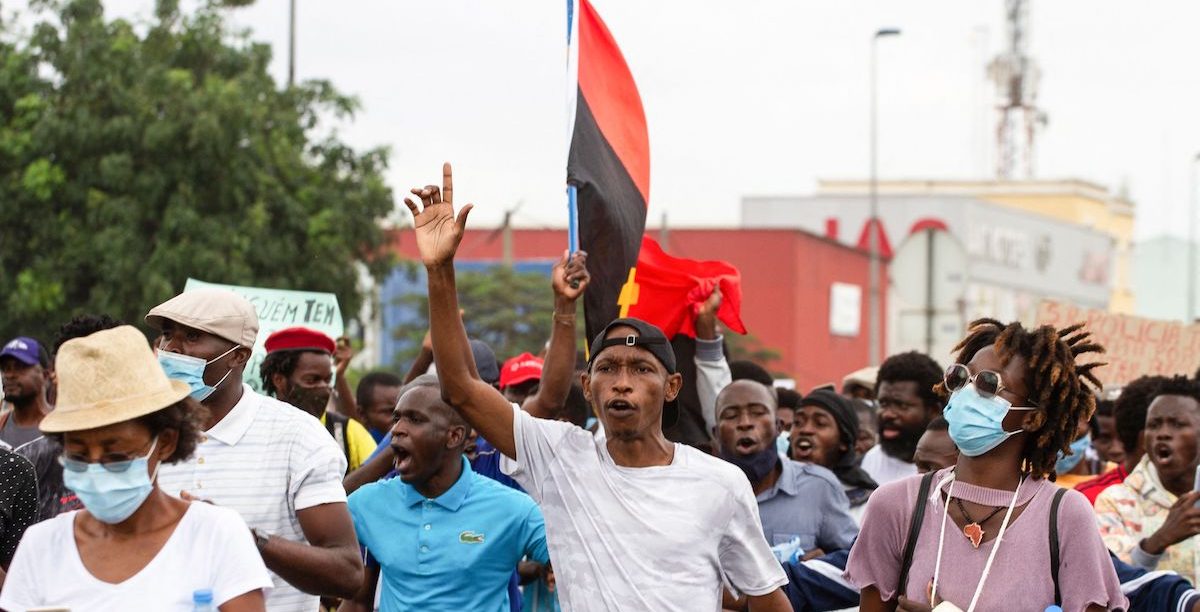ANGOLA-POLITICS-ECONOMY-DEMO Foto de arquivo disponibilizada pela Amnistia Internacional (AI) de populares a protestarem em Angola contra o aumento do custo de vida em todo o país (Luanda, a 20 de março de 2021). Foto © OSVALDO SILVA/AFP via Getty Imagens, distribuída pela AI.