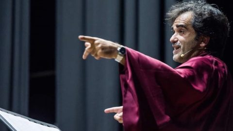 Carlos Ançã a dirigir o Coro Gospel: “O maestro e professor requeria dedicação e empenho, mas nunca perdia a sua humanidade. Foto: Direitos reservados
