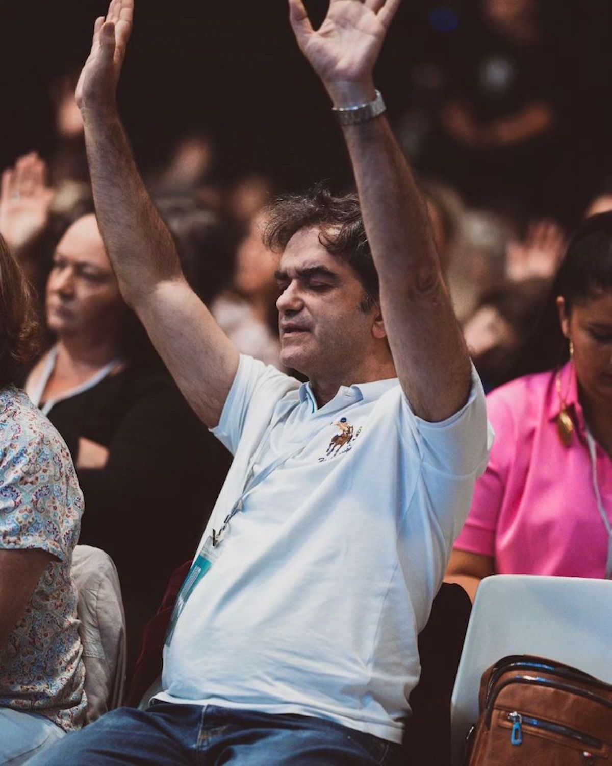 Carlos Ançã durante um culto evangélico: “Agarrado ao testemunho do pai, ele começou a dedicar-se não só à música, mas através desta, à obra de Deus.” Foto: Direitos reservados