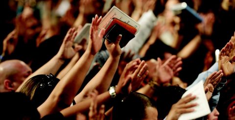 Crescimento das comunidades evangélicas em Portugal acelerou nos últimos três anos Fieis em adoração, igreja evangélica. Foto © Pixabay