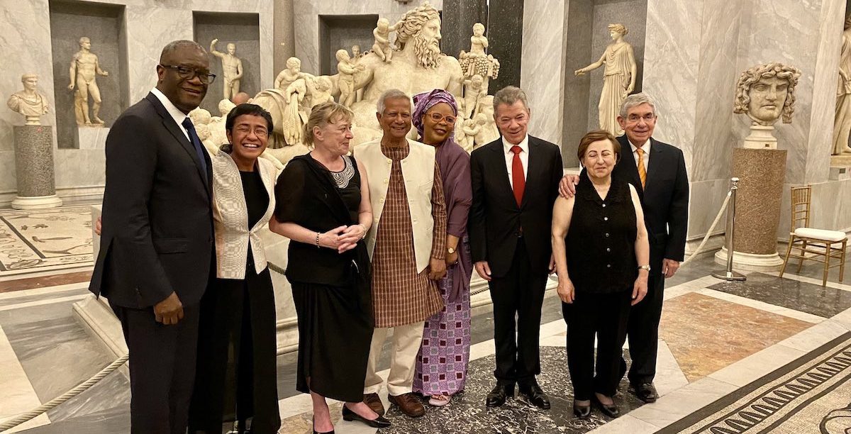 Nobel Vaticano 2 Foto publicada na conta de Twitter de Maria Ressa, com alguns dos Nobel presentes no Vaticano. https://twitter.com/mariaressa/status/1667424193045213184