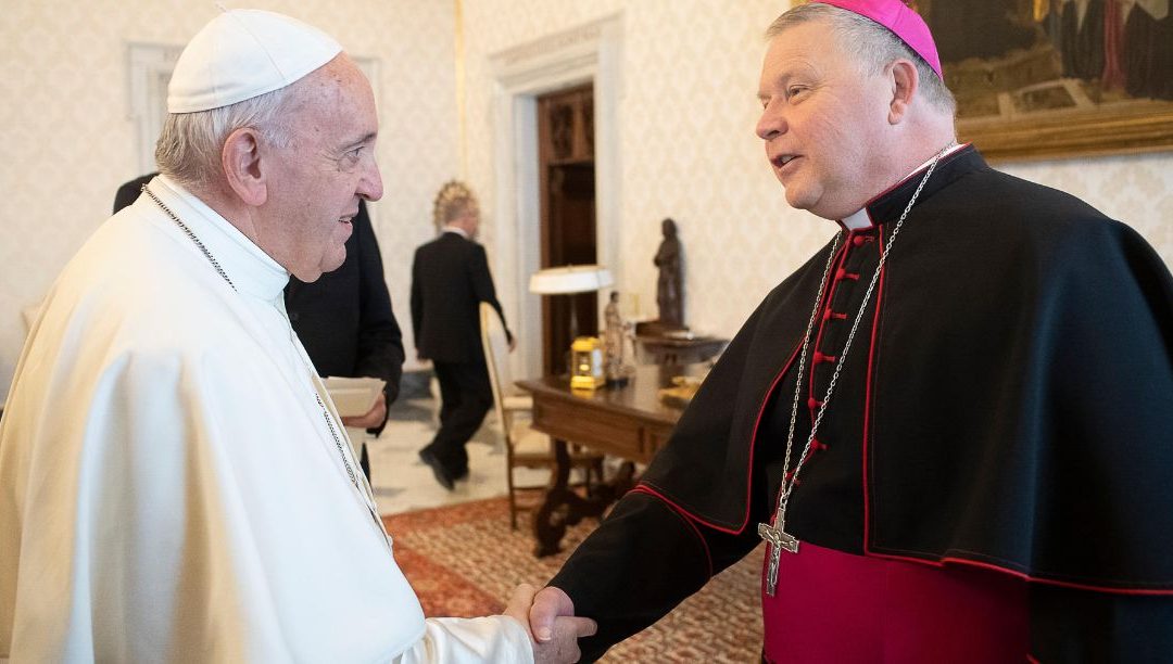 Grupos de defesa de vítimas criticam Vaticano por não divulgar razões da aceitação da renúncia do bispo