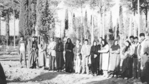 Campanha global recorda dez iranianas enforcadas há 40 anos Foto de arquivo de membros da comunidade Baha’i no local em que se supõe terem sido enterradas as dez mulheres. Foto incluída no relatório “Community Under Siege: The Ordeal of the Bahá’ís of Shiraz”, do Iran Human Rights Documentation Center, disponibilizado na Bahá'í Library Online https://bahai-library.com/pdf/i/ihrdc_community_under_seige.pdf