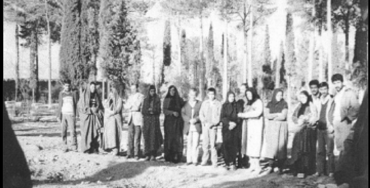 Foto de arquivo de membros da comunidade Baha’i no local em que se supõe terem sido enterradas as dez mulheres. Foto incluída no relatório “Community Under Siege: The Ordeal of the Bahá’ís of Shiraz”, do Iran Human Rights Documentation Center, disponibilizado na Bahá'í Library Online https://bahai-library.com/pdf/i/ihrdc_community_under_seige.pdf