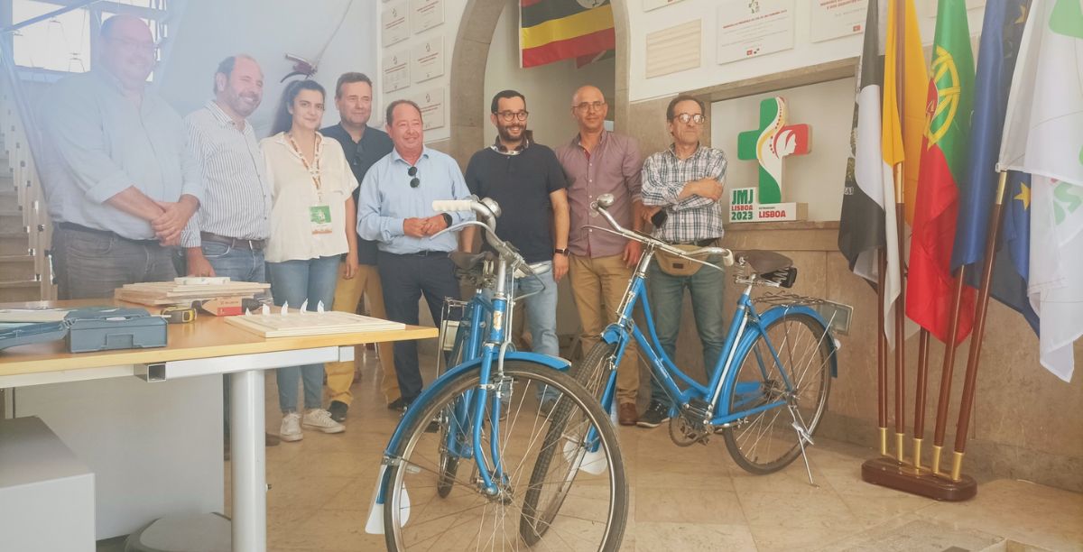 Oferta das bicicletas construídas no GAFe Bike Lab à Fundação JMJ Lisboa 2023. Foto E-conversas