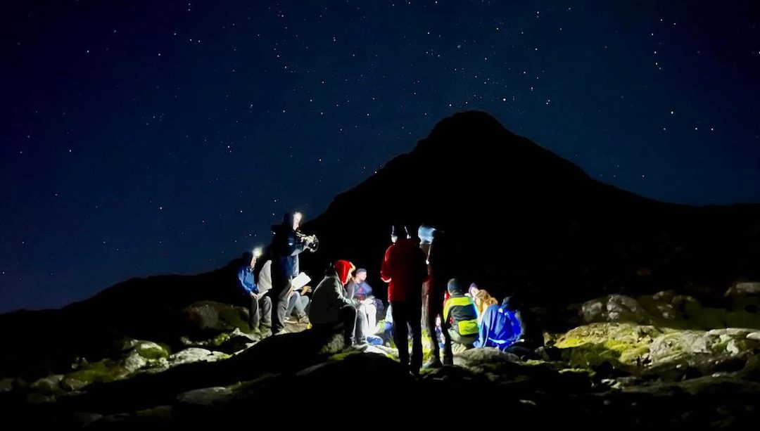 Um bispo e 150 jovens a saltar no Pico para tocar o céu (fotogaleria)
