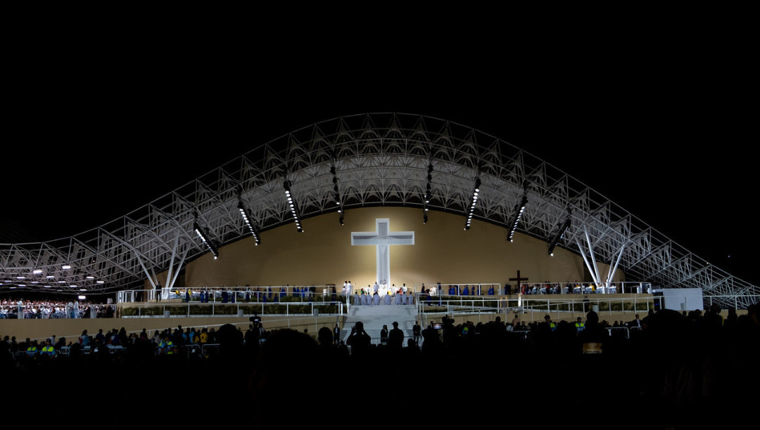“A alegria é missionária. Olhem de cima para os outros só para ajudar a levantar”
