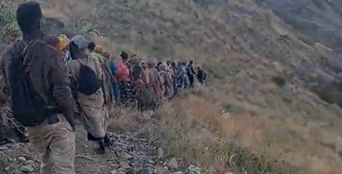 Imagem disponibilizada pela Human Rights Watch de um vídeo publicado no TikTok em 4 de dezembro de 2022, que mostra um grupo de 47 migrantes, 37 dos quais parecem ser mulheres, caminhando por uma encosta íngreme dentro da Arábia Saudita, próximo de Al Thabit. © 2022 Private/HRW.