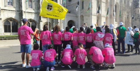 "Na Igreja, há quem nos queira calar, mas o Papa estaria do nosso lado" Grupo de jovens Renascer na JMJ Lisboa 2023. Foto © Clara Raimundo (5)