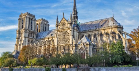 A catedral de Notre Dame antes do grande incêndio que obrigou à reconstrução liderada por Jean-Louis Georgelin. Foto © Ali Sabbagh / Wikimedia Commons