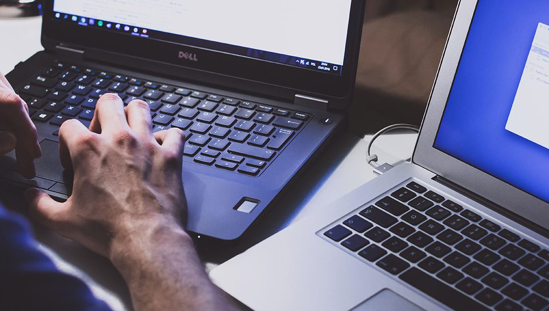 Uma dúzia de funcionários acederam a sites pornográficos