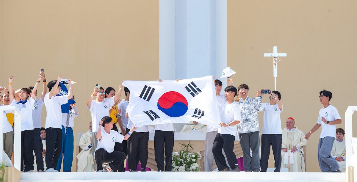 Jovens coreanos no palco da JMJ em Lisboa, depois do Papa anunciar a realização da próxima jornada em 2027 na Coreia do Sul. Foto © Sebastião Roxo/JMJ 2023.