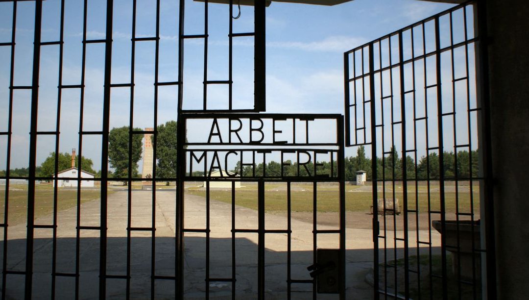 Ex-guarda de campo de concentração nazi acusado de mais de 3 mil crimes
