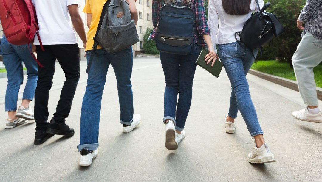 298 alunas foram de abaya para a escola, 67 recusaram tirá-la e voltaram para casa