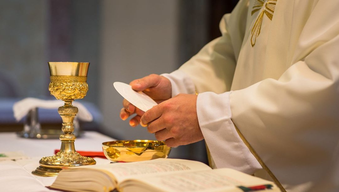 Padre italiano sofre tentativa de envenenamento após denunciar atividades da máfia