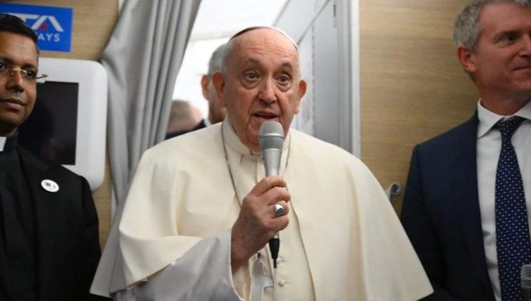 Nove horas e meia de voo até à Mongólia e muitas mensagens de Francisco