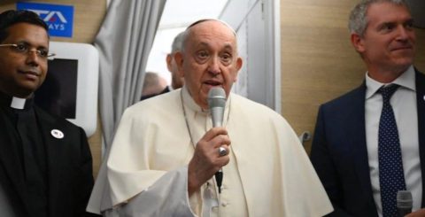 Papa Francisco fala aos jornalistas no avião rumo à Mongólia, 31 agosto 2023. Foto Vatican Media.
