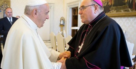 Vaticano investiga bispo australiano suspeito de abusos de menores Papa Francisco saúda o bispo Christopher Saunders durante a visita ad limina dos bispos australianos, em junho de 2019. Foto Vatican Media.