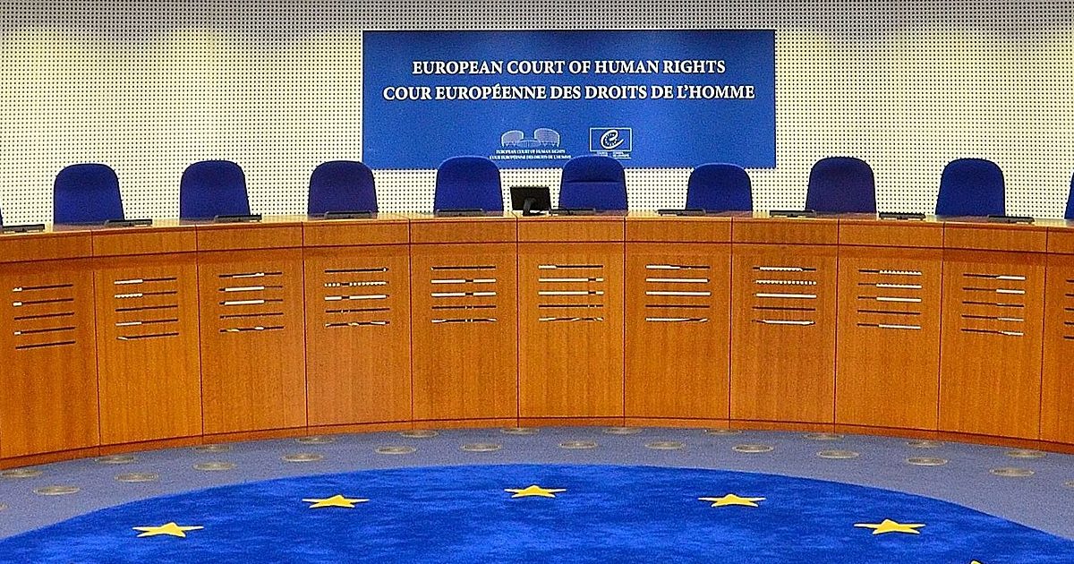 1280px-European_Court_of_Human_Rights,_courtroom,_2014_(cropped) Tribunal Europeu dos Direitos Humanos: “A coordenação e a escuta entre tribunais são absolutamente necessárias.” Foto © Adrian Grycuk, CC BY-SA 3.0 PL , via Wikimedia Commons
