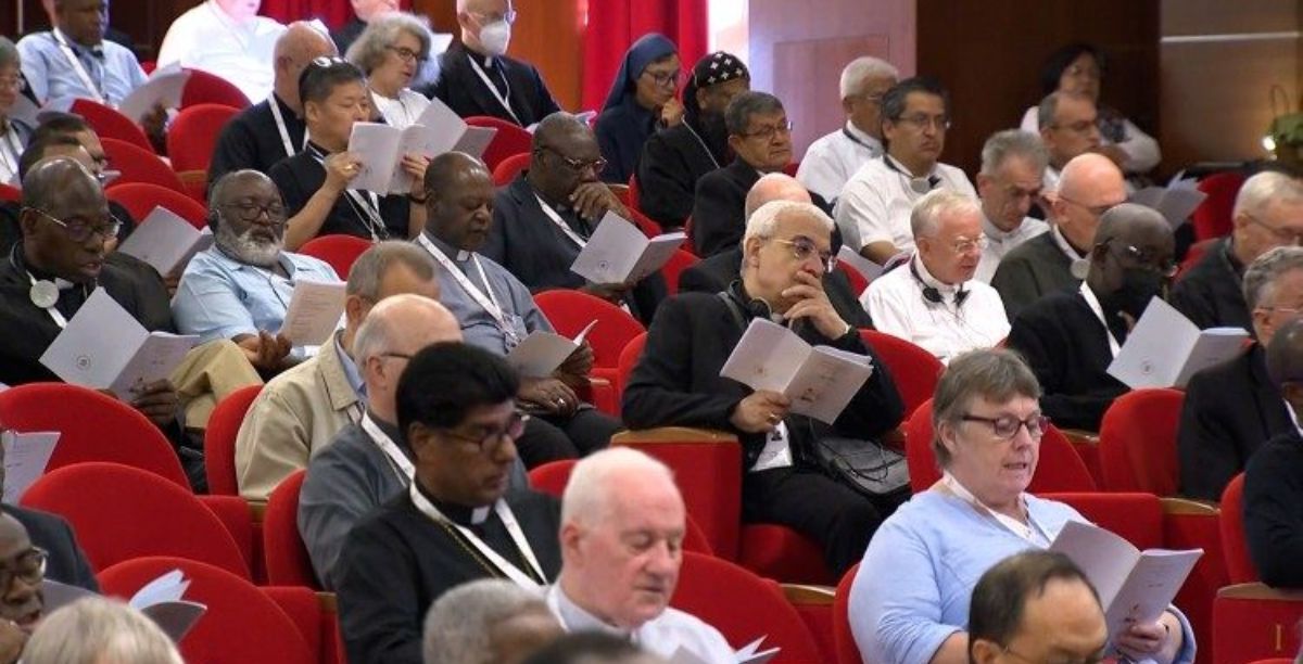 Alguns dos participantes durante uma das meditações no retiro espiritual que recedeu a assembleia do sínodo, out 2023. Foto Vatican Media