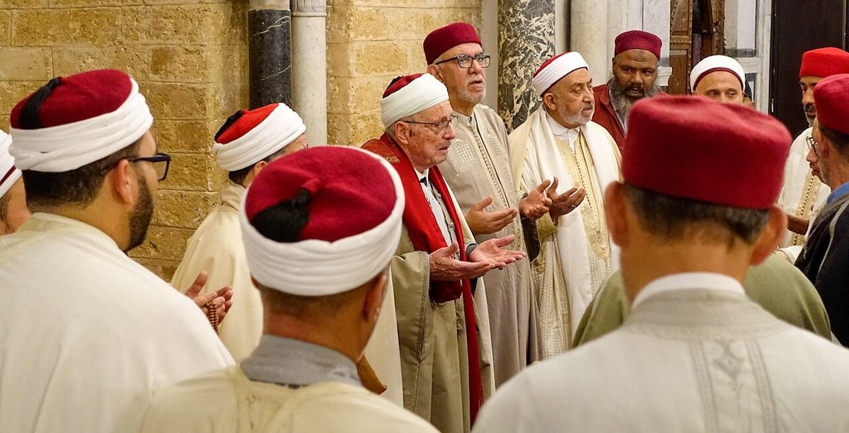 Cheikhs_and_Imams_in_Tunisia_3 Mais de 95% da população da Tunísia identifica-se como muçulmana sunita. Foto © IssamBarhoumi, CC BY-SA 4.0 , via Wikimedia Commons.