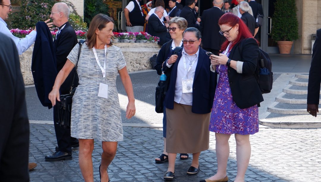 Mulheres sinodais ousam “questionar Igreja pensada só por homens” e falam num Sínodo para todos os católicos