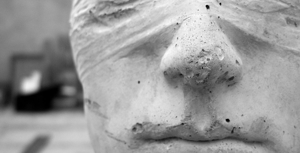 Escultura de homem com os olhos vendados. Foto Xtvon