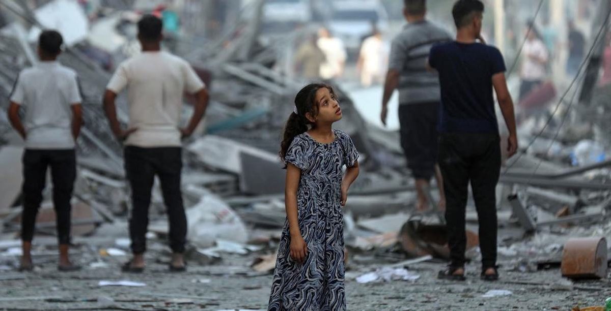 Criança num bairro de Gaza arrasado por ataques aéreos israelitas. Foto © UNICEF/Mohammad Ajjour