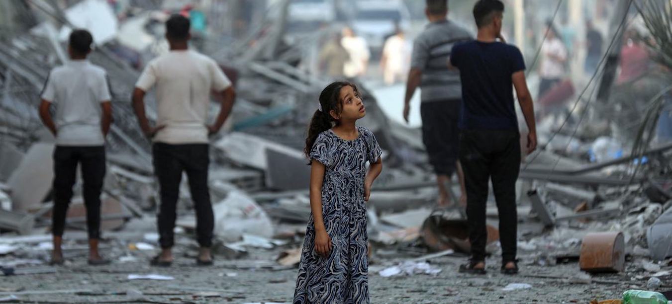 Criança num bairro de Gaza arrasado por ataques aéreos israelitas. Foto © UNICEF/Mohammad Ajjour