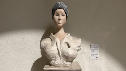 “O Dever de Deslumbrar”: nos cem anos de Natália Correia Busto de Natália Correia, de José Cutileiro, na Assembleia da República. Foto: Miguel Marujo