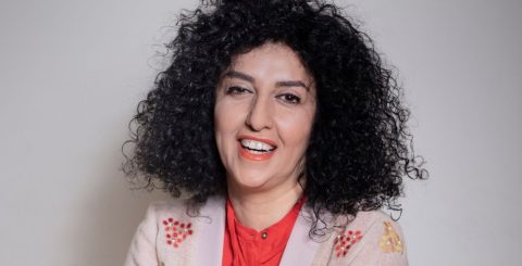 A ativista que luta pelos direitos das mulheres no Irão... mesmo estando presa Narges Mohammadi, ativista iraniana, vencedora do Prémio Nobel da Paz 2023. Foto Reihane Taravati