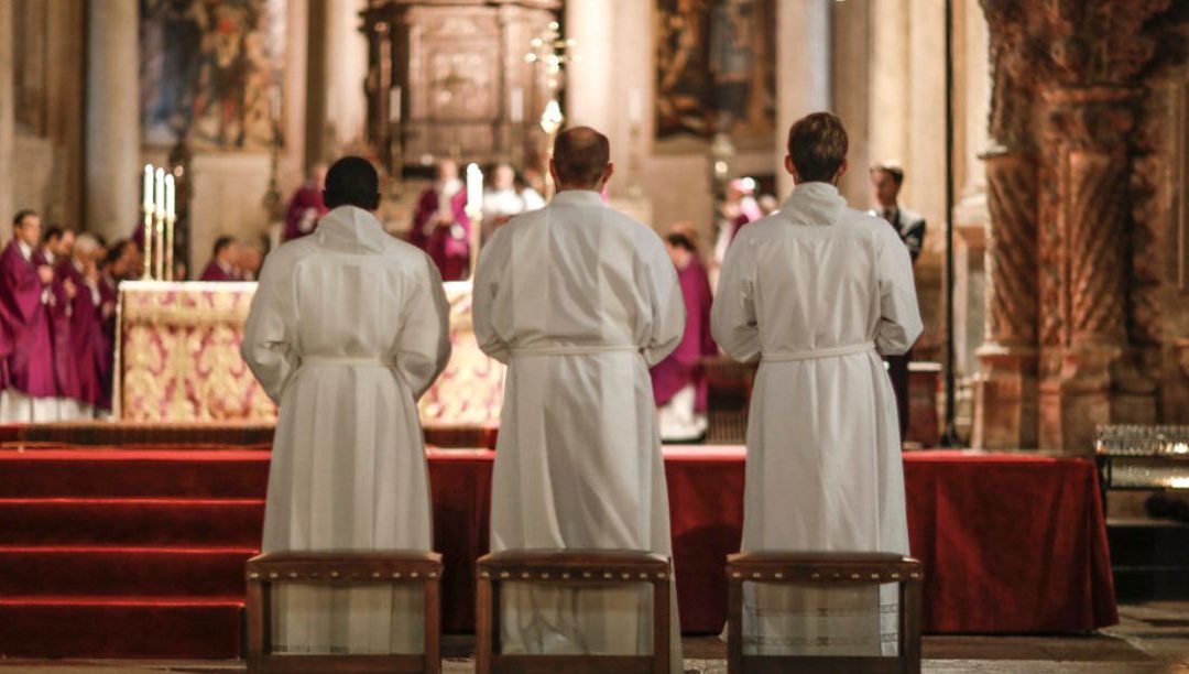 Católicos continuam a diminuir, e também há menos clero, freiras e seminaristas