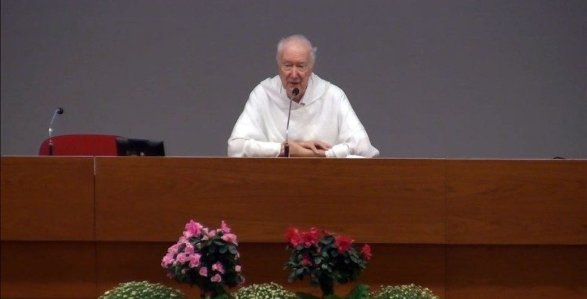 Padre Timothy Radcliffe durante uma das meditações no retiro espiritual que recedeu a assembleia do sínodo, out 2023. Foto Vatican Media