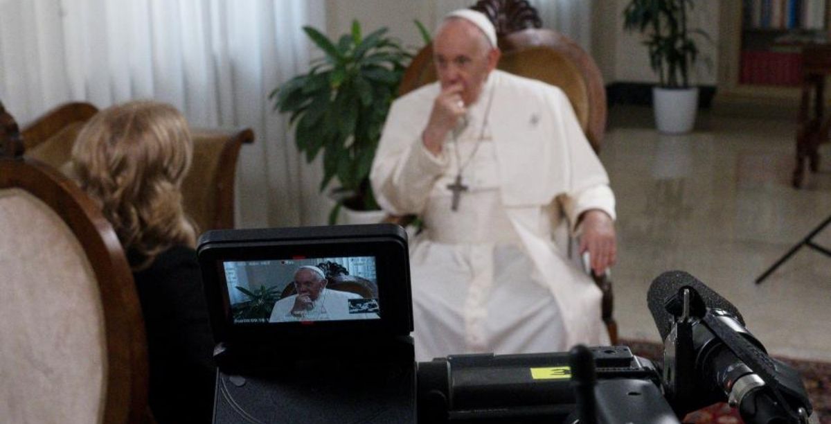 Papa Francisco entrevistado por Bernarda Llorente, da agência de notícias Télam. Foto Vatican Media (1)