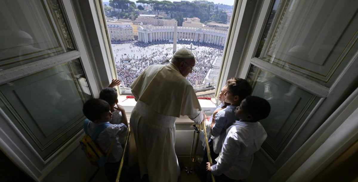 Papa fez anúncio do encontro com crianças, à janela do apartamento pontifício, acompanhado de cinco crianças, em representação dos cinco continentes. Foto © Vatican Media, via Agência Ecclesia.
