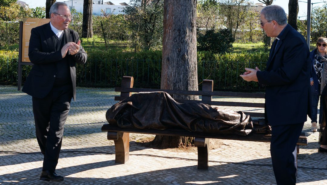 Um Jesus sem-abrigo deitado num banco de jardim de Fátima