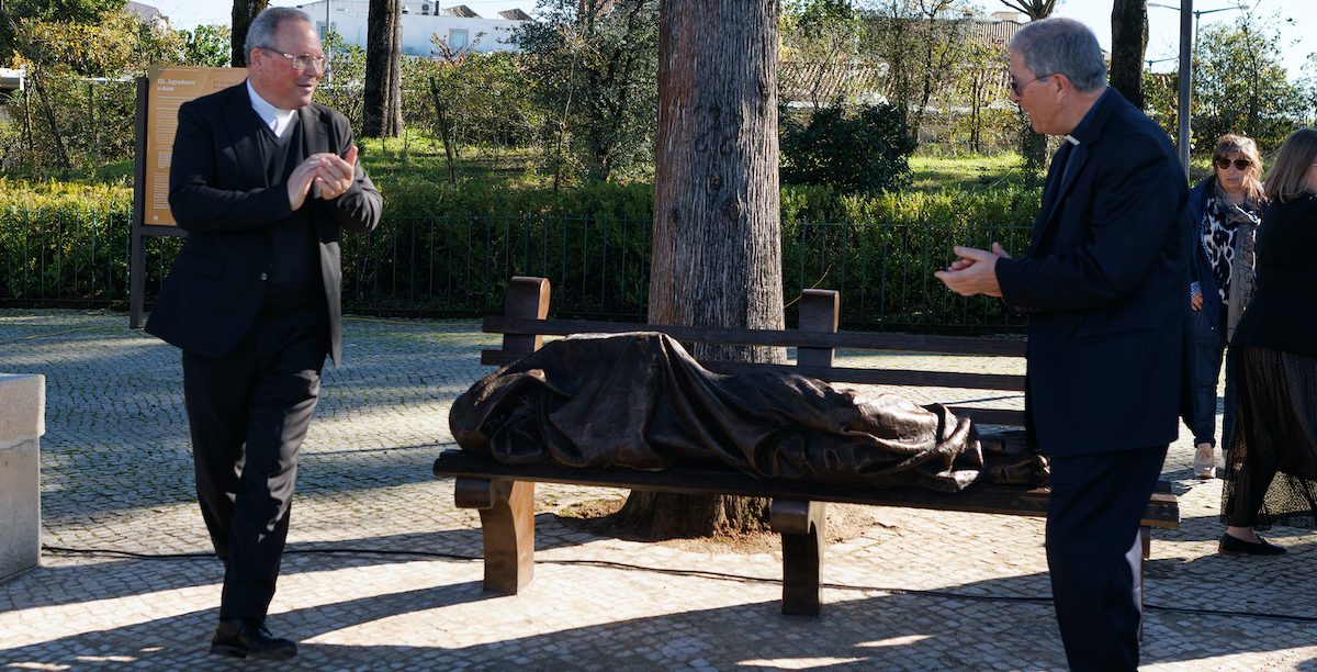 “Jesus sem-abrigo”, de Timothy Schmalz, é uma figura deitada, de rosto e tronco encobertos por uma manta e está instalado no lado sul do recinto de oração do Santuário de Fátima. Foto © Santuário de Fátima.
