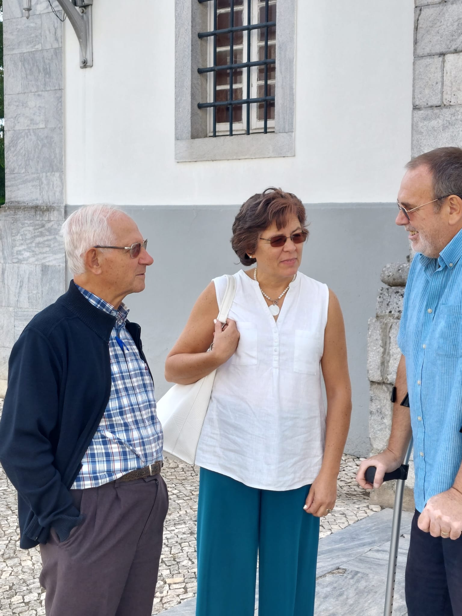 O padre Cartageno com dois membros do Coro do Carmo. Foto © Maria do Sameiro Pedro