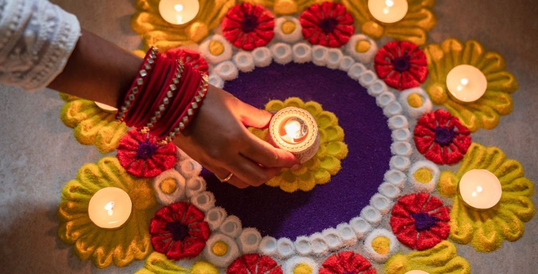 Decoração com velas para assinalar a festa hindu do Diwali. Foto Studio India