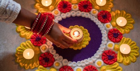 "Possamos nós, cristãos e hindus, esforçar-nos por nos tornarmos artesãos da paz" Decoração com velas para assinalar a festa hindu do Diwali. Foto Studio India