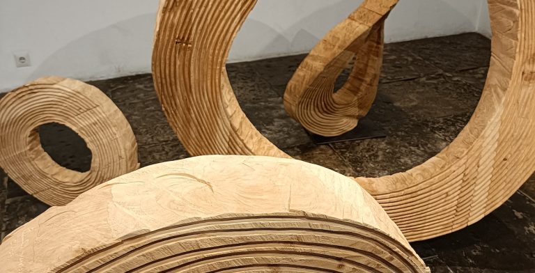 Escultura Paulo Neves. Exposição ” Ficam os anéis”, círculos, madeira. Foto © Eduardo Jorge Madureira