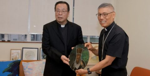 O bispo Li presenteou o cardeal Chow com uma imagem em vidro do venerável Matteo Ricci, 13 de novembro de 2023. Foto Direitos reservados, via UCA News.