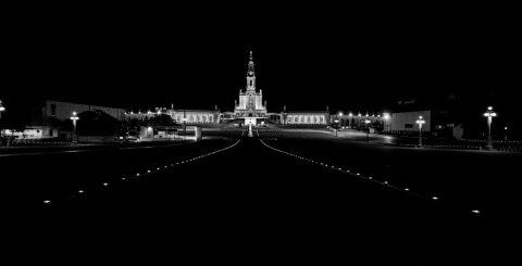 "Do Silêncio Maior": o livro que conta, em imagens, uma experiência "inacreditável" em Fátima Santuario de Fatima, 12 de maio de 2020, in Livro Do silencio maior, Miguel Cardoso