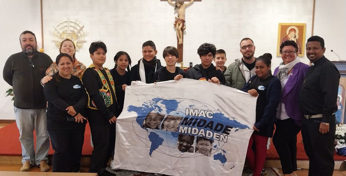 Tomás Adrego (ao centro, segurando a baneira) e a mãe, Maria das Neves Jesus (segunda a contar da esquerda) com outros elementos do MIDADE que participaram no encontro. Foto DR
