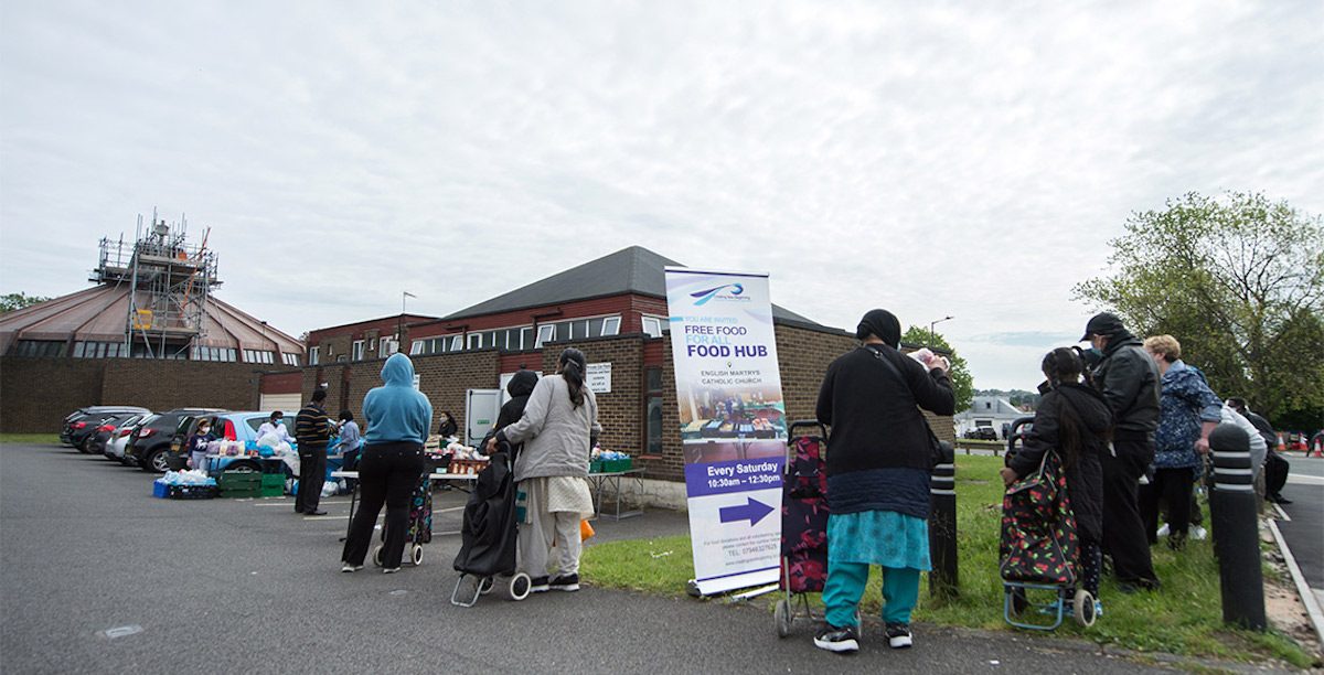 people-queuing-foodbank cbcew.org.uk Fila de pessoas para um banco alimentar, em Inglaterra.