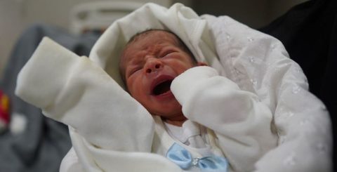 Crianças que exigem cuidados urgentes preteridas © UNFPABisan Ouda Um recém-nascido nasce no hospital Al Shifa, em Gaza