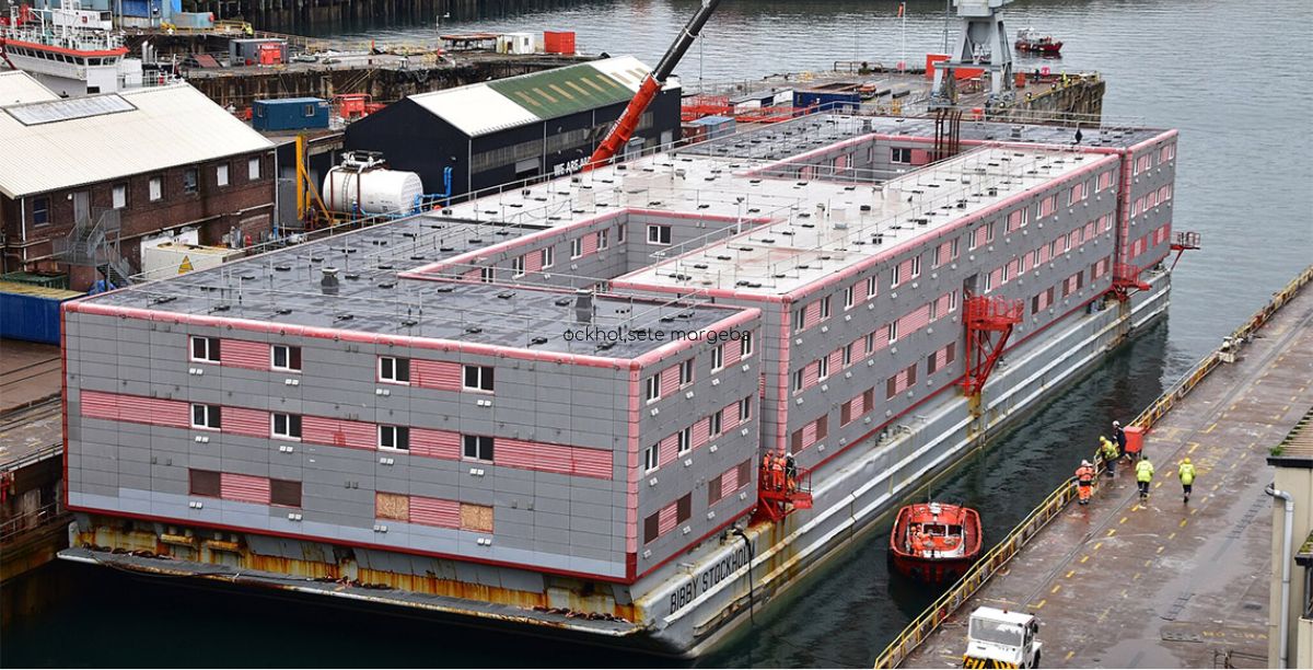 Barcaça Bibby Stockholm em Falmouth Docks, 2023 Ashley Smith on Wikimedia – Creative Commons Attribution-Share Alike 4.0 International