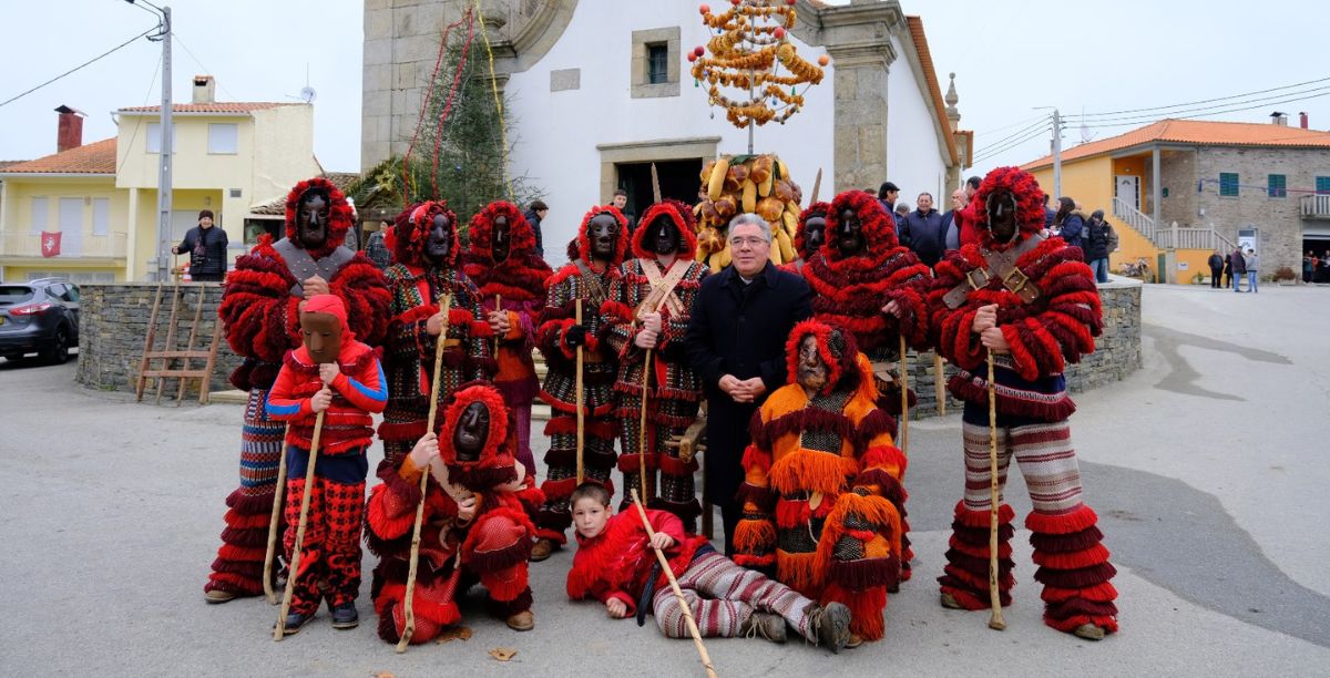 Bispo da Diocese de Bragança-Miranda, Nuno Almeida, reunido com os caretos. Foto @Filipe Ribeiro