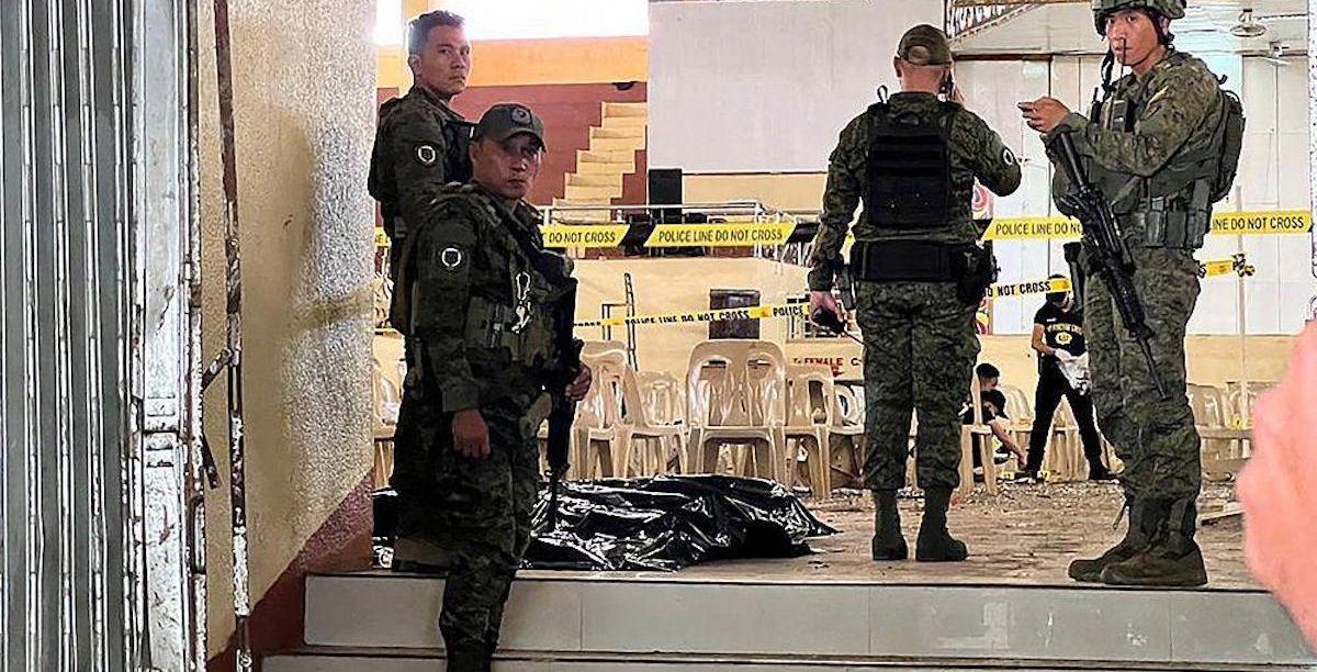Soldados filipinos no local em que ocorreu o atentado. Imagem captada em reportagem divulgada pela Euronews.
