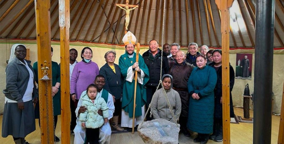 Cardeal Giorgio Marengo com fiéis da comunidade católica na Mongólia. Foto Direitos reservados, via Vatican News